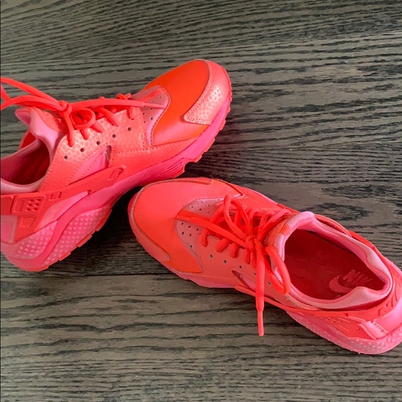 Nike Shoes - Nike huarache run-hot lava